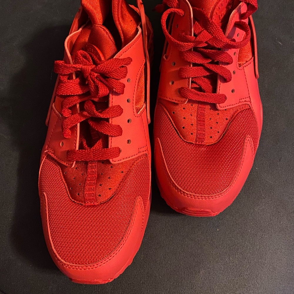 Nike Huaraches size 9 in men. Send me an offer. I like to bargain.